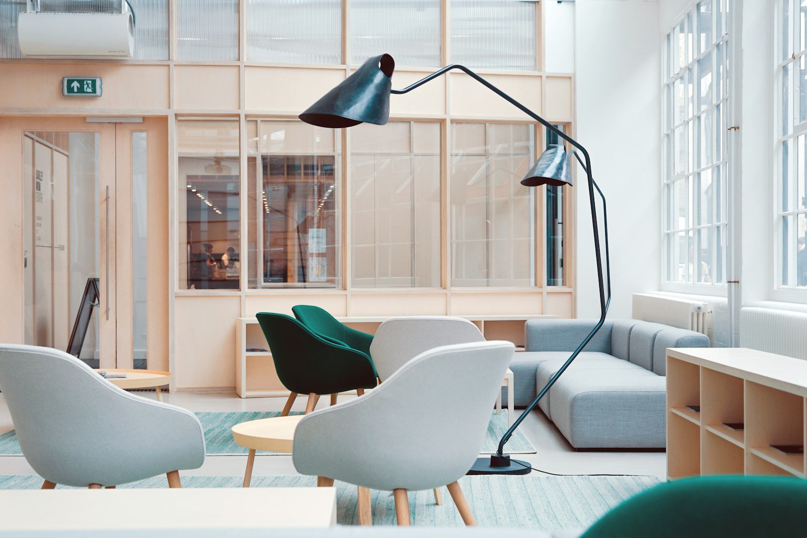 Daylit professional interior with a long lamp and seating, used as a quiet working environment.
